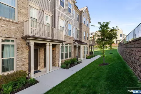 9 Arnold Dr, Wood Ridge, NJ 07075