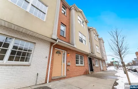 18 Kinney St, Newark, NJ 07102