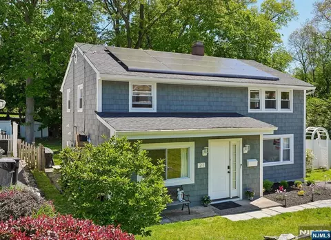 21 Howard Pl, Waldwick, NJ 07463