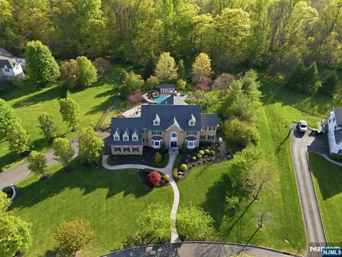 2 Hillas Ln, Chester, NJ 07930