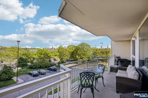 1077 River Rd #303, Edgewater, NJ 07020