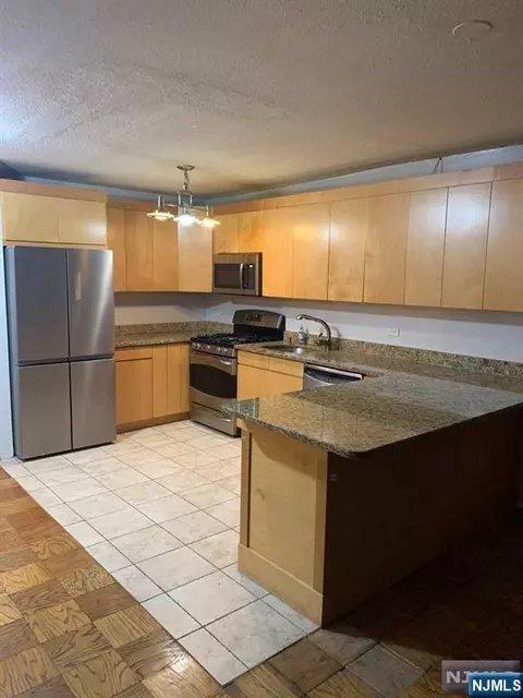 7004 Boulevard E #27B, Guttenberg, NJ 07093