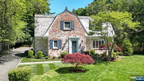 421 Hawthorne Pl, Ridgewood, NJ 07450
