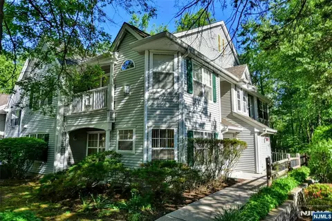 509 Chatfield Dr, Pompton Plains, NJ 07444
