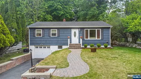 86 Minnehaha Blvd, Oakland, NJ 07436