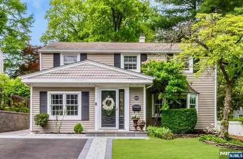 105 Bergen Ave, Waldwick, NJ 07463