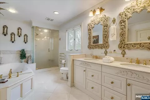 Bath - 670 Swathmore Ln, Paramus, NJ 07652 photo 1 of 5