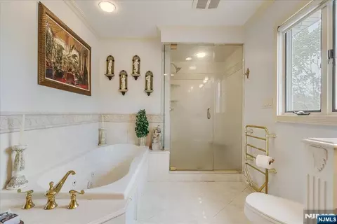 Bath - 670 Swathmore Ln, Paramus, NJ 07652 photo 2 of 5