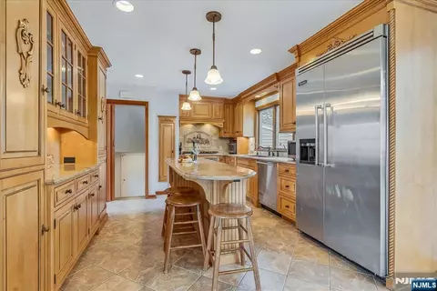 Kitchen - 670 Swathmore Ln, Paramus, NJ 07652 photo 2 of 6