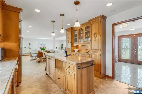 Kitchen - 670 Swathmore Ln, Paramus, NJ 07652 photo 5 of 6