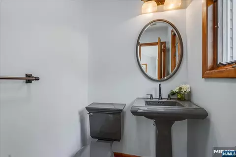 Bath - 670 Swathmore Ln, Paramus, NJ 07652 photo 4 of 5
