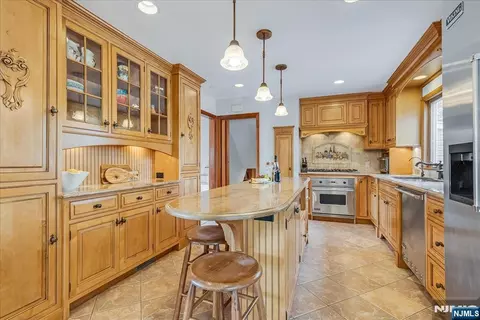 Kitchen - 670 Swathmore Ln, Paramus, NJ 07652 photo 4 of 6