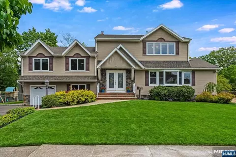 670 Swathmore Ln, Paramus, NJ 07652