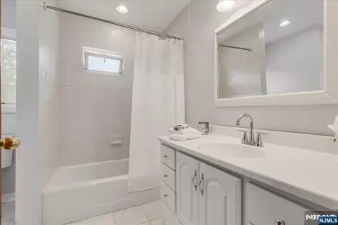 Bath - 670 Swathmore Ln, Paramus, NJ 07652 photo 3 of 5