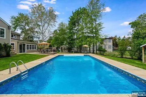Exterior - 670 Swathmore Ln, Paramus, NJ 07652 photo 9 of 12