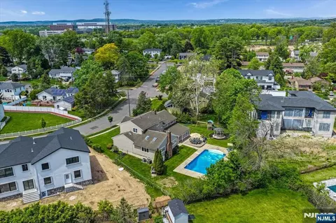 View/Area - 670 Swathmore Ln, Paramus, NJ 07652 photo 1 of 3