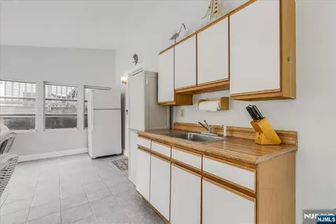 Kitchen - 670 Swathmore Ln, Paramus, NJ 07652 photo 6 of 6