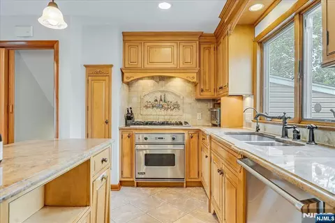 Kitchen - 670 Swathmore Ln, Paramus, NJ 07652 photo 3 of 6