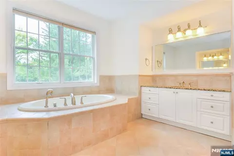 Bath - 3 Christopher Ct, Montclair, NJ 07042 photo 2 of 7