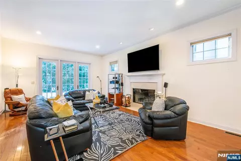 Living - 3 Christopher Ct, Montclair, NJ 07042 photo 4 of 5