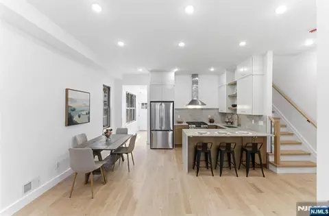 113 Oak St, Jersey City, NJ 07304