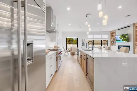 31 Feldman Ct, Paramus, NJ 07652