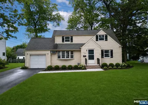 35-02 Linwood Rd, Fair Lawn, NJ 07410