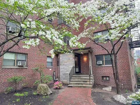 500 Linwood Dr #2G, Fort Lee, NJ 07024