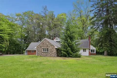 25 Carnot Ave, Woodcliff Lake, NJ 07677