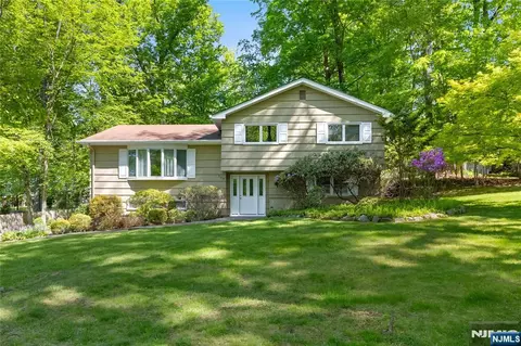 568 Stellman Rd, River Vale, NJ 07675