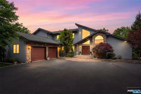 89 Columbus Ave, Totowa, NJ 07512