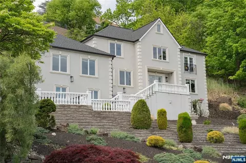 207 Eileen Dr, Cedar Grove, NJ 07009