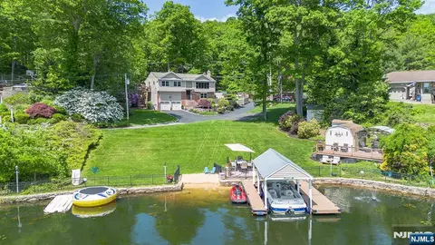 21 Skyline Dr, Andover, NJ 07821