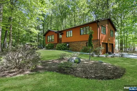 17 Wescott St, Old Tappan, NJ 07675