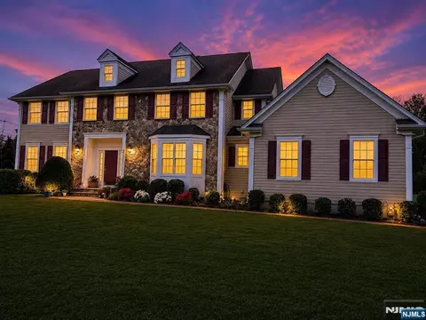2 E David Dr, Whippany, NJ 07981