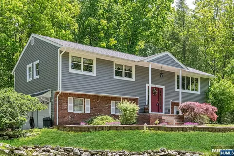 19 Rabbit Run, Newfoundland, NJ 07435