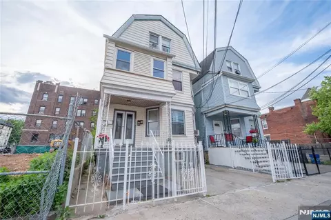 352 7th St, Newark, NJ 07107