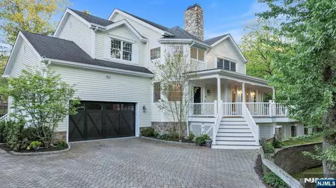 8 Lauren Pond Ct, Demarest, NJ 07627