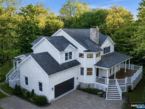 8 Lauren Pond Ct, Demarest, NJ 07627