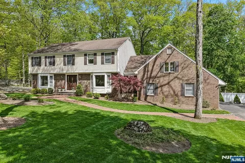 716 Windswept Ln, Franklin Lakes, NJ 07417