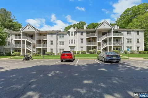 601 Lilac Ln, Mahwah, NJ 07430