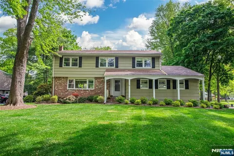102 Robertson Dr, Wyckoff, NJ 07481