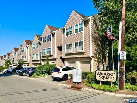 504 Windsor Dr #104, Palisades Park, NJ 07650