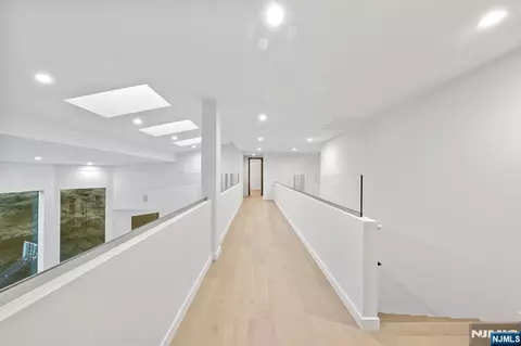Entry Way - 1 Lambs Ln, Cresskill, NJ 07626 photo 3 of 3