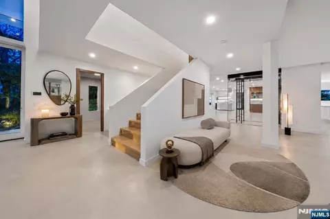 Entry Way - 1 Lambs Ln, Cresskill, NJ 07626 photo 2 of 3