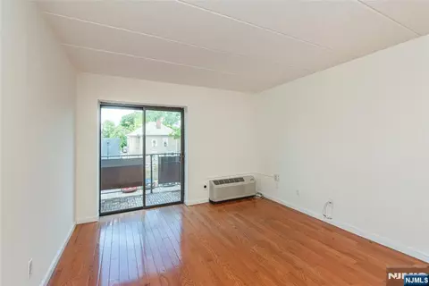 Living - 5 Linden St #3J, Hackensack, NJ 07601 photo 4 of 6