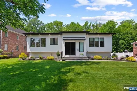 284 Castle Dr, Englewood Cliffs, NJ 07632