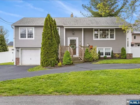 8 Madoc Trl, Oak Ridge, NJ 07438