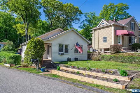 42 Main Beach Rd, Ringwood, NJ 07456