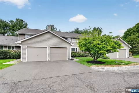 51 Sunset Ct #51, Mahwah, NJ 07430